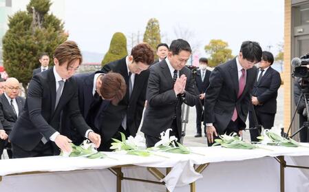 　献花する（左から）川田、和田竜、藤岡佑、藤岡師、武豊（撮影・石井剣太郎）