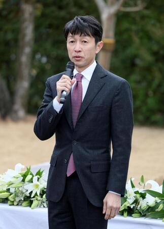 　あいさつする武豊（撮影・石井剣太郎）