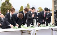 　献花する（左から）川田、和田竜、藤岡佑、藤岡師、武豊（撮影・石井剣太郎）