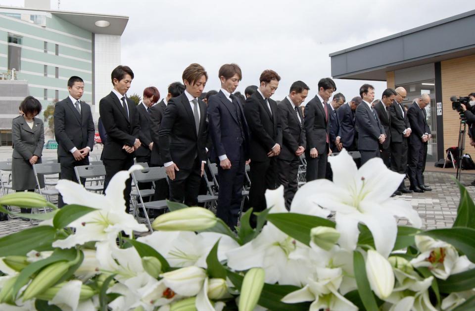 　黙とうを捧げる参列者（撮影・石井剣太郎）