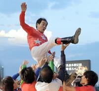 　７１５２勝を達成して騎手仲間から胴上げされる的場文＝２０１８年８月