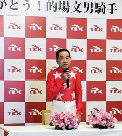 　引退の挨拶をする的場文（撮影・村上英明）