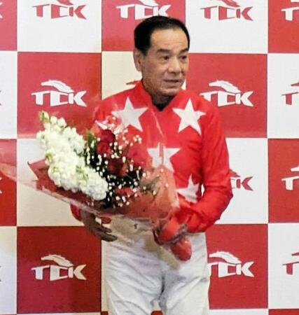 　記念撮影に収まる的場文＝大井競馬場（撮影・村上英明）