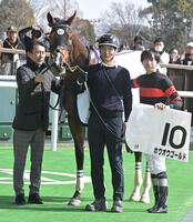 　３Ｒメイクデビュー戦を勝利したホウオウゴールドと横山和＝東京競馬場（撮影・持木克友）