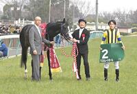 　マスカレードボールと坂井（右）