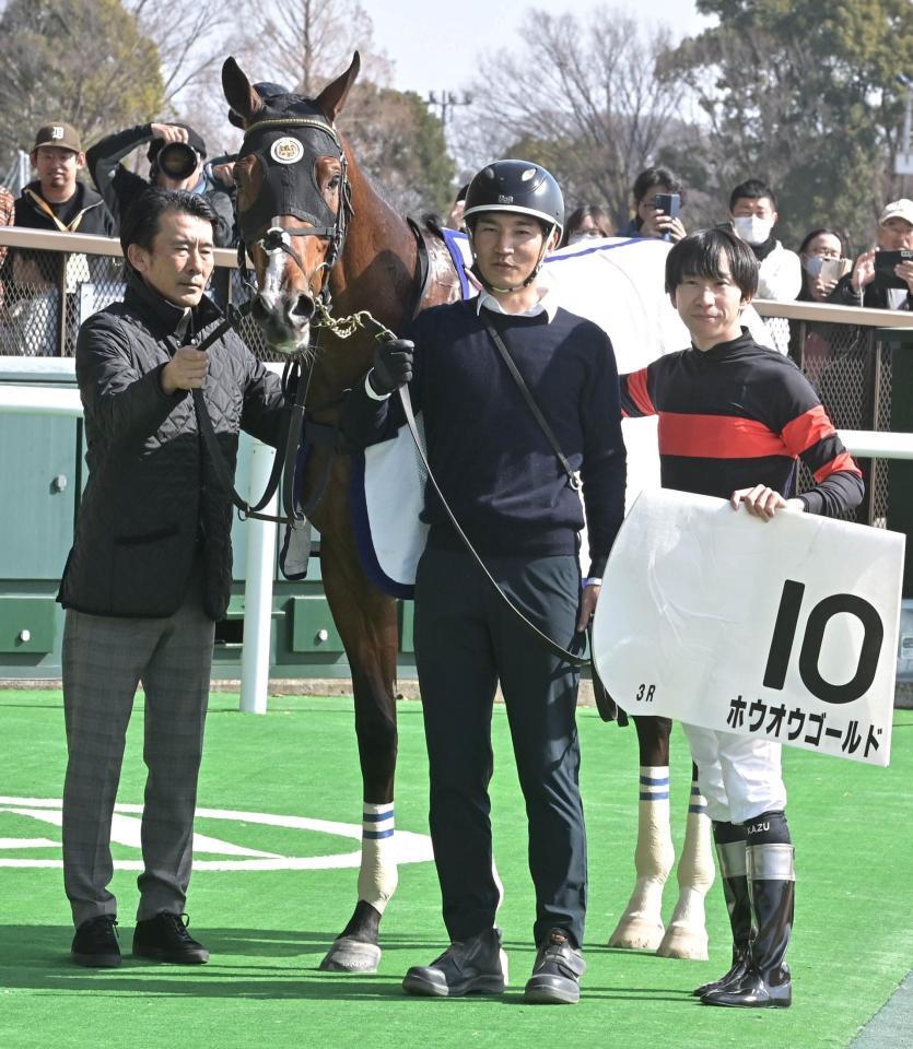 　３Ｒメイクデビュー戦を勝利したホウオウゴールドと横山和＝東京競馬場（撮影・持木克友）