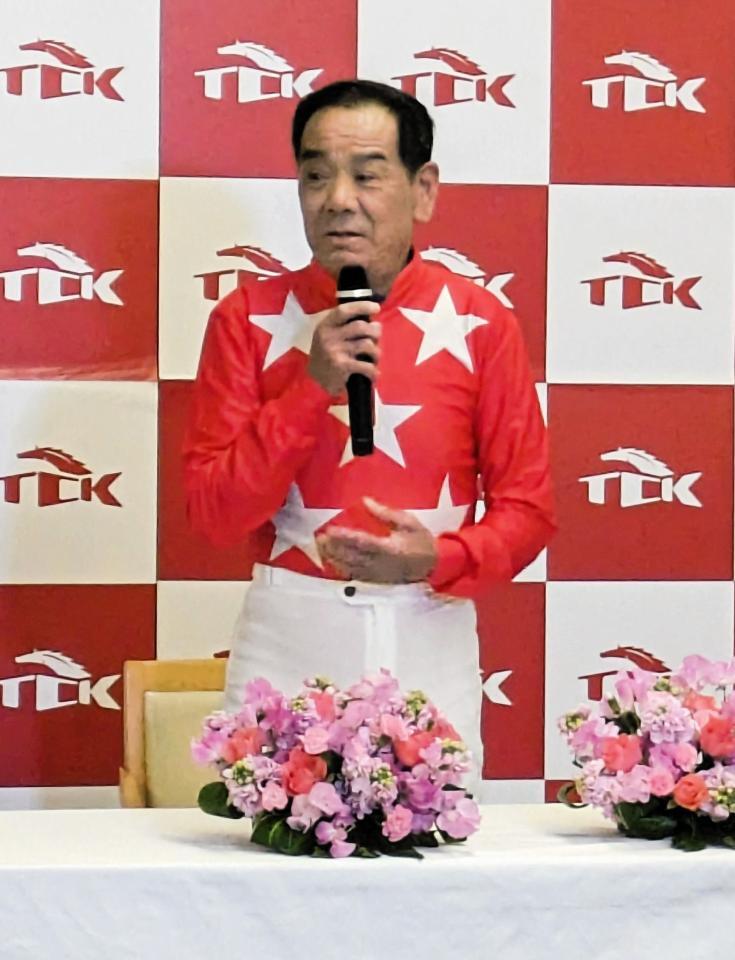 　引退の挨拶をする的場文（撮影・村上英明）