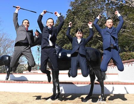 　飛躍を誓いジャンプする（左から）上里直汰、遠藤汰月、谷原柚希、舟山瑠泉（撮影・園田高夫）