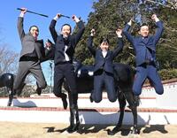 　飛躍を誓いジャンプする（左から）上里直汰、遠藤汰月、谷原柚希、舟山瑠泉（撮影・園田高夫）