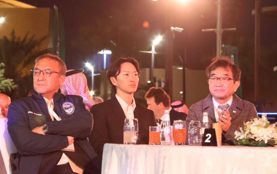 　枠順抽選会に参加した（左から）高木師、菅原明、佐々木師