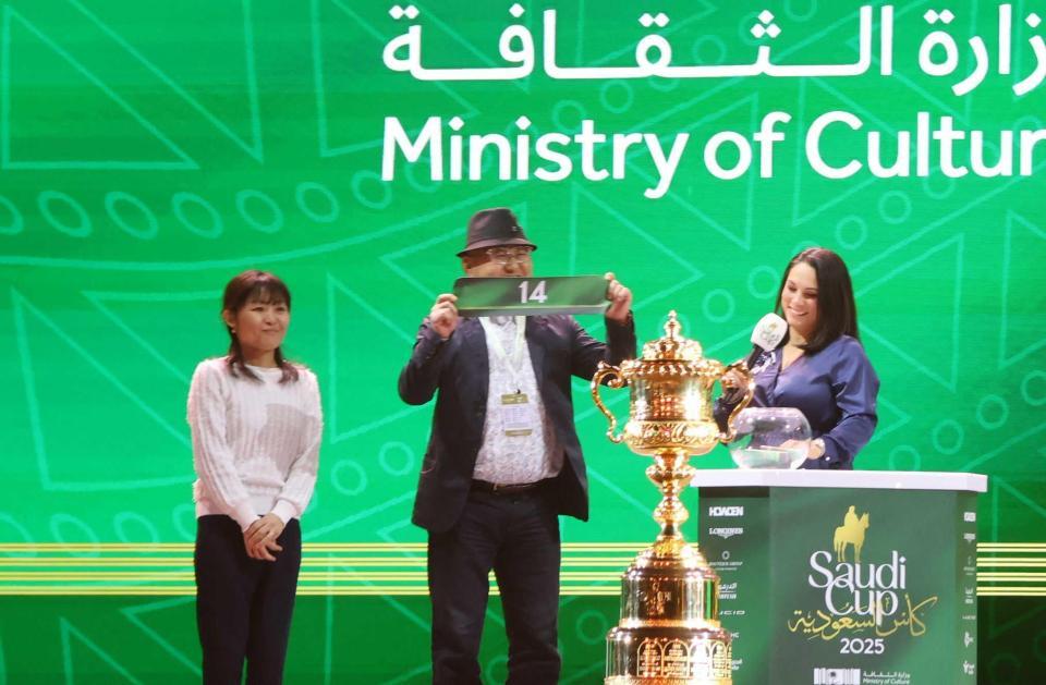 　大外１４番ゲートを引いた矢作師（中央）＝撮影・山本裕貴