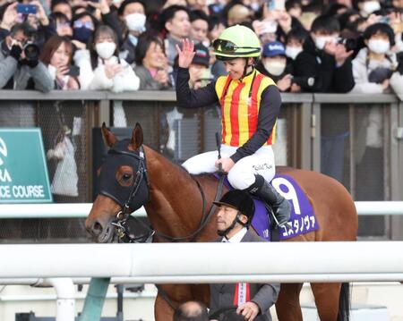 　フェブラリーＳを制し、馬上で声援に応えるキング