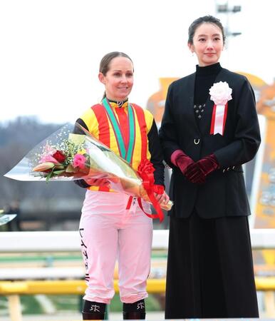 　コスタノヴァでフェブラリーＳを勝利し、ゲストプレゼンターの波瑠と記念撮影におさまるキング（左）