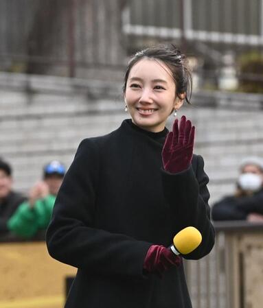 【写真】プレゼンターで登場の人気女優　とてつもない小顔　競馬場がエレガントに