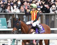 　フェブラリーＳを制し、馬上で声援に応えるキング