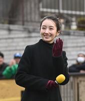 　笑顔で手を振る波瑠（撮影・園田高夫）