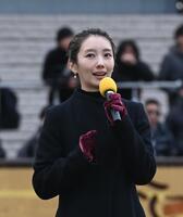 　トークショーでレースを振り返る波瑠（撮影・園田高夫）