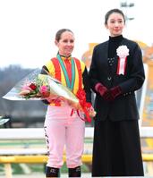 　コスタノヴァでフェブラリーＳを勝利し、ゲストプレゼンターの波瑠と記念撮影におさまるキング（左）