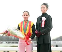 　波瑠（右）から祝福されるキング（撮影・園田高夫）