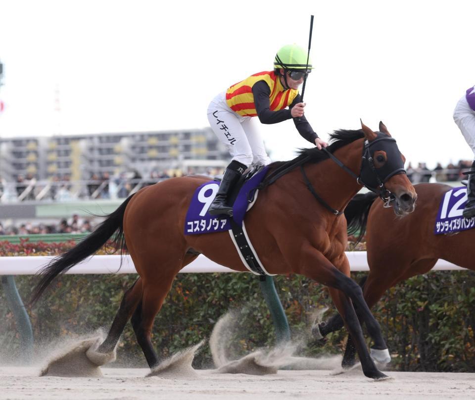 　フェブラリーＳを制したコスタノヴァと、馬上で鞭を上げるキング