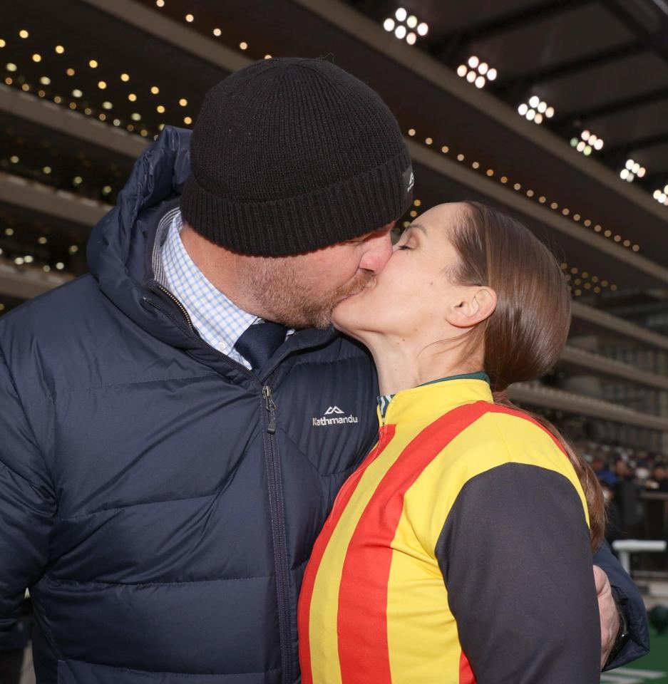 　コスタノヴァでフェブラリーＳを勝利し、夫のルーク氏と熱いキスをかわすキング（右）