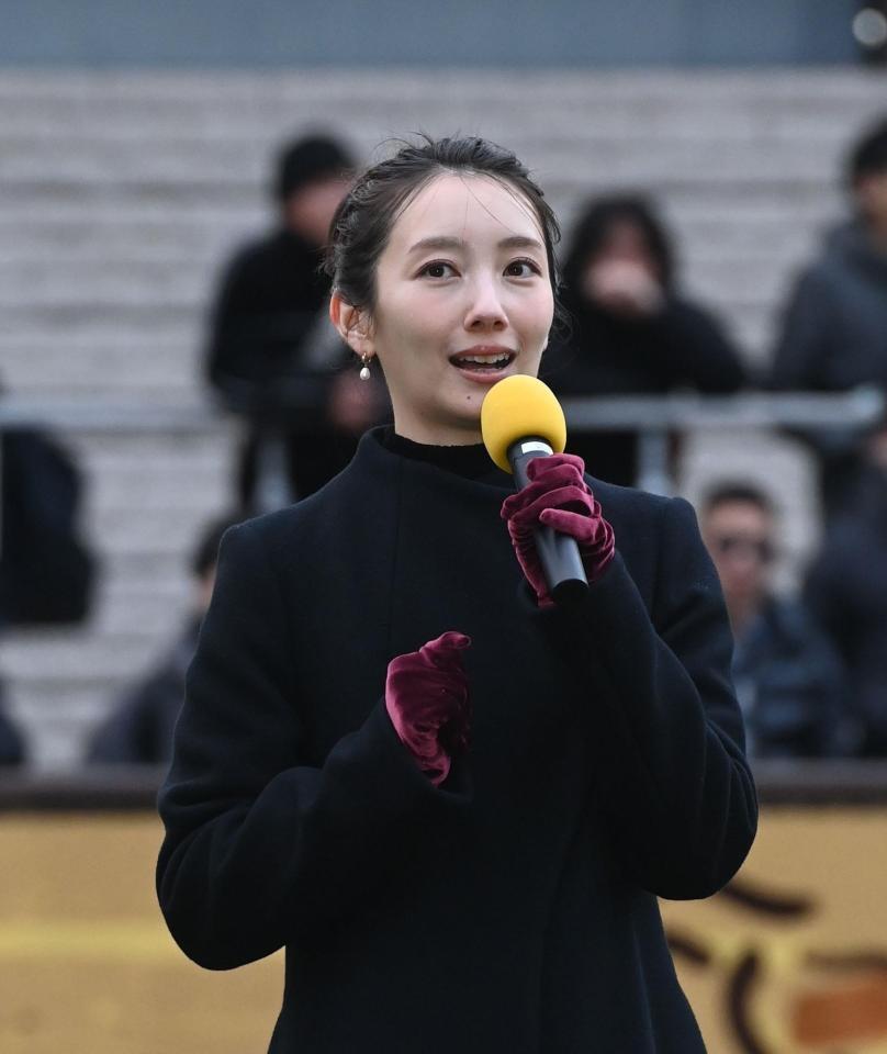 　トークショーでレースを振り返る波瑠（撮影・園田高夫）