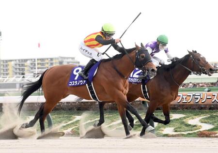 　フェブラリーステークスを制したコスタノヴァとムチを掲げるキング（撮影・園田高夫）