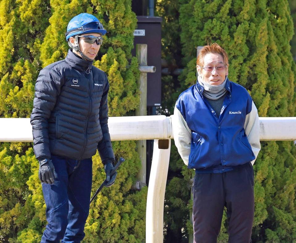 　ウォーターガーベラの追い切りを終えた武豊（左）と河内洋師＝栗東トレセン（撮影・石湯恒介）