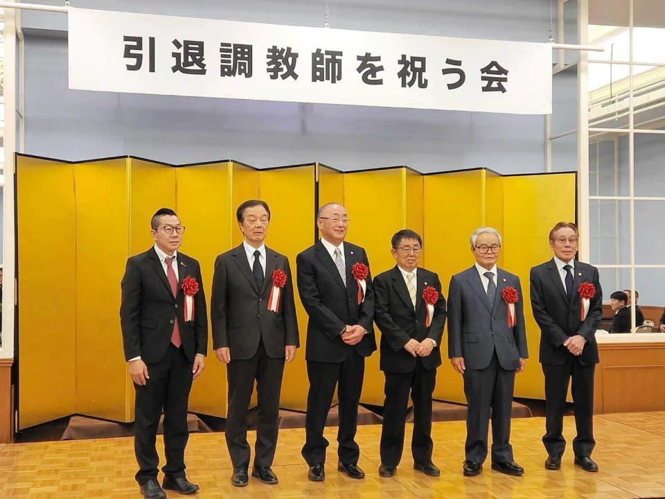 　引退調教師を祝う会に出席した（左から）村山師、鮫島師、藤沢師、木原師、音無師、河内師