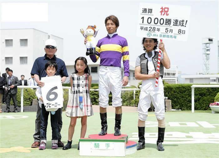 　１０００勝を達成した和田竜（右から２人目）と今週デビューする息子の陽希（左下）