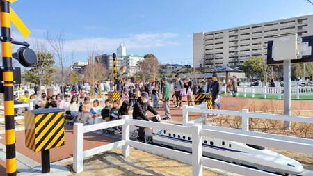 　人気のミニ新幹線には行列が