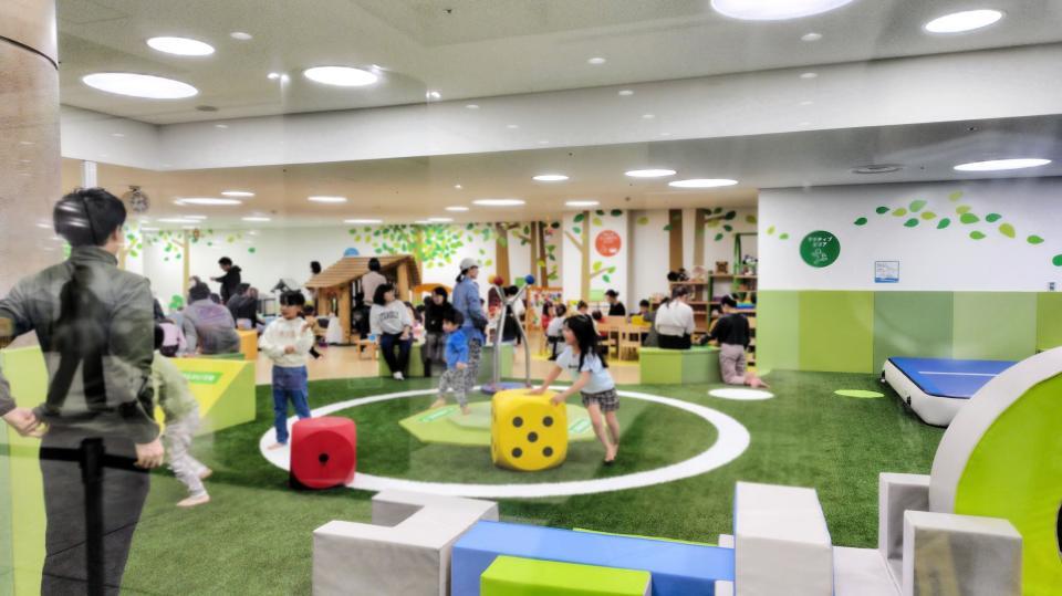 　大勢の子どもでにぎわうあそび馬