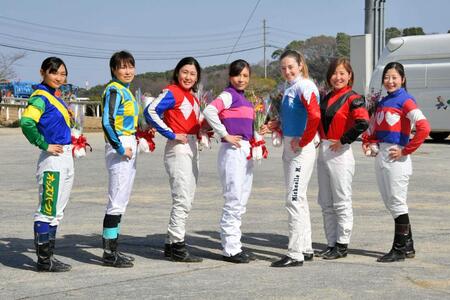 　ポーズをとる（左から）関本玲花、中島良美、岩永千明、宮下瞳、ミカエル・ミシェル、濱尚美、木之前葵＝２０年２月
