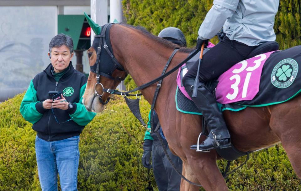 　厩舎ゆかりの血統・ドゥアムールとフィリーズＲ制覇を狙う中竹師（撮影・石湯恒介）