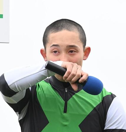　初勝利を挙げ涙ぐむ舟山瑠泉騎手（撮影・園田高夫）