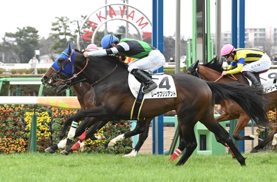 　７Ｒ・３歳１勝クラスを制したレーヴブリリアントと舟山瑠泉騎手（撮影・園田高夫）