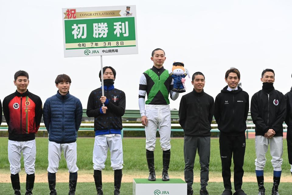 　初勝利を挙げた舟山瑠泉騎手（中央）＝撮影・園田高夫