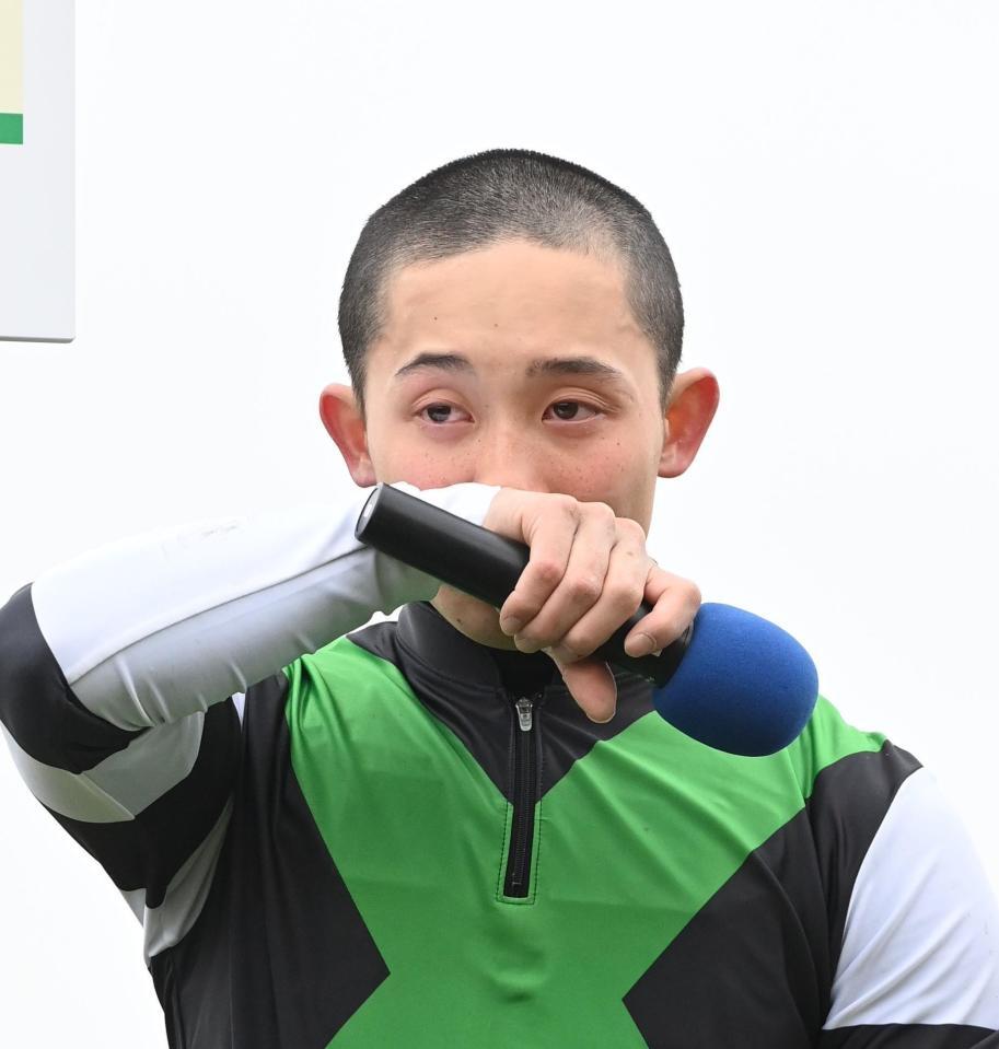 　初勝利を挙げ涙ぐむ舟山瑠泉騎手（撮影・園田高夫）