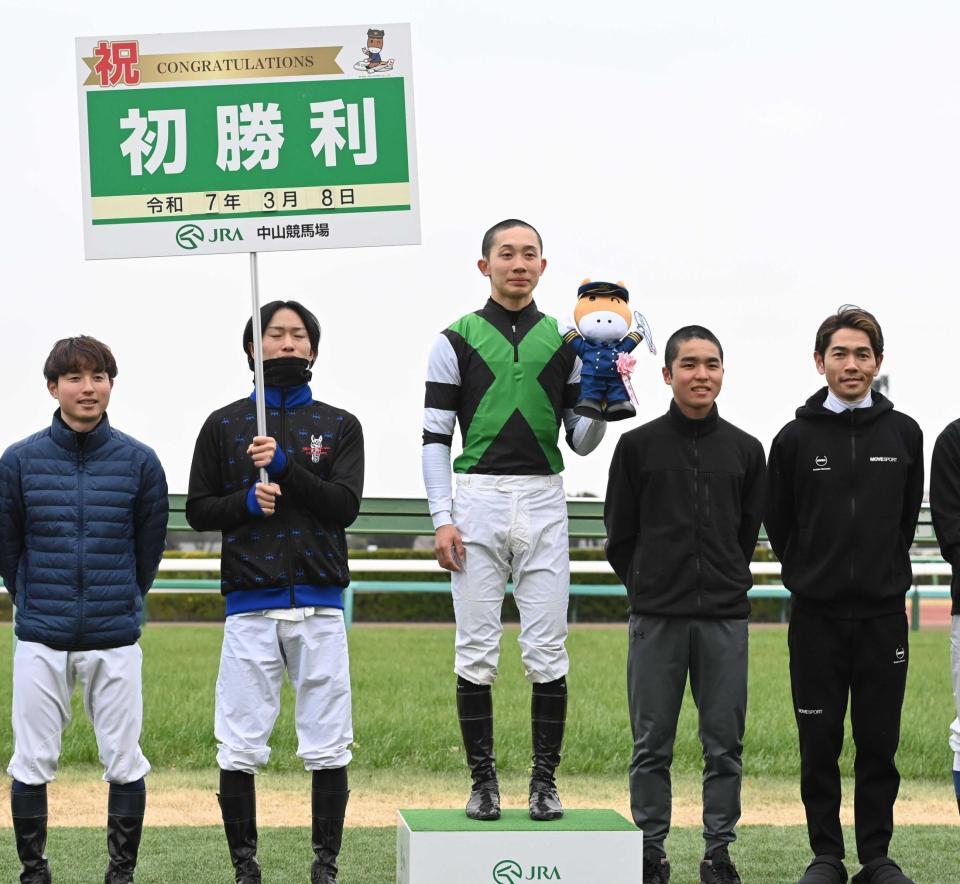 　初勝利を挙げた舟山瑠泉騎手（中央）