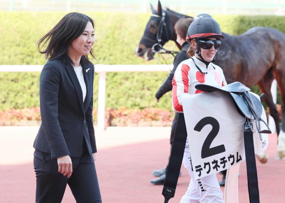 　引き揚げてきた永島まなみを迎える前川師（撮影・石井剣太郎）