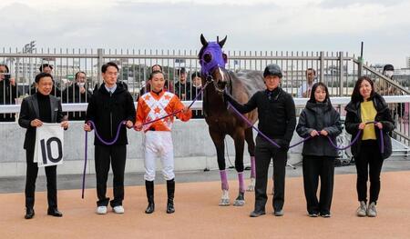 　父・浩さん（中央右）が担当するマーゴットビートで地方競馬初勝利を挙げた舟山（同左）＝撮影・村上英明