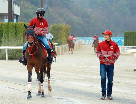 　重賞初勝利を目指す緒方師（右）とニホンピロデヴィン（撮影・石湯恒介）