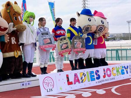 表彰台で記念撮影する（左から）総合２位の佐々木世麗、同優勝の木之前葵、同３位の関本玲花（撮影・中山伸治）
