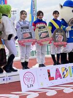 表彰台で記念撮影する（左から）総合２位の佐々木世麗、同優勝の木之前葵、同３位の関本玲花（撮影・中山伸治）