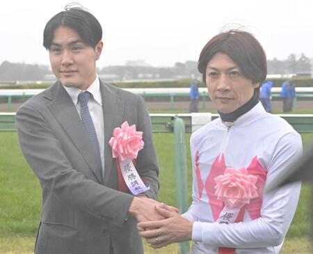 　ピコチャンブラックでスプリングＳを制し握手を交わす上原佑師（左）と石橋（撮影・持木克友）