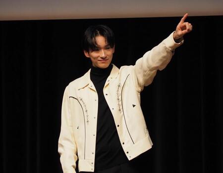 　勝利後の指さしポーズを再現する坂井