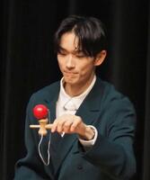 　ゲームでけん玉に挑戦する坂井