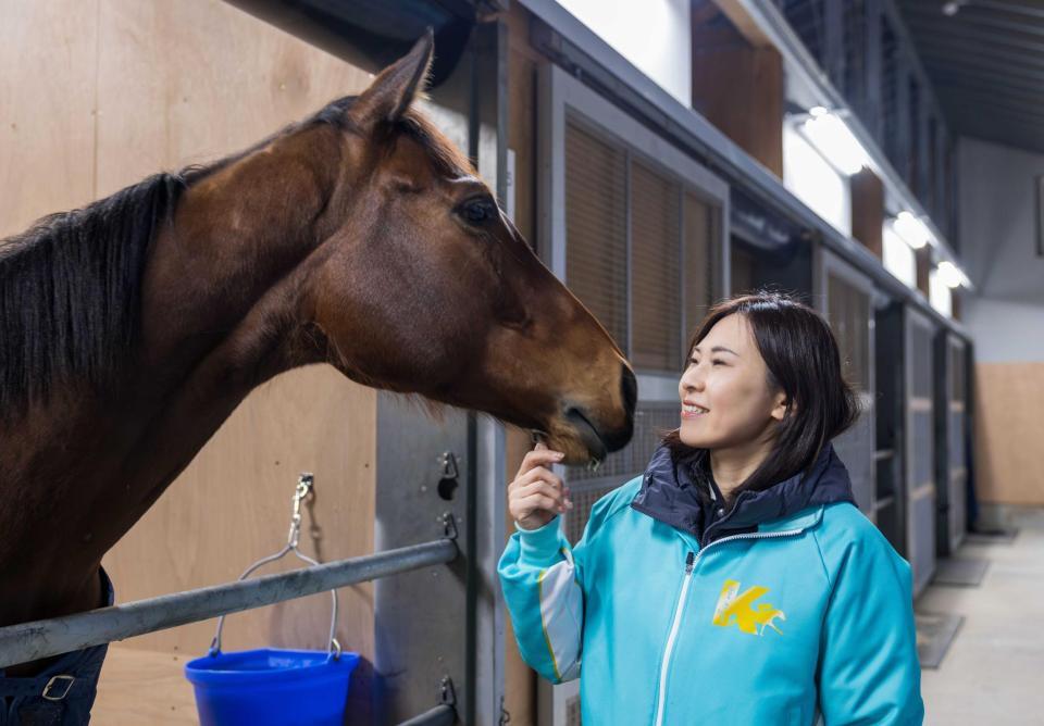 　ＪＲＡ史上初めて女性調教師としてＧ１に挑む前川師とモズメイメイ（撮影・石湯恒介）