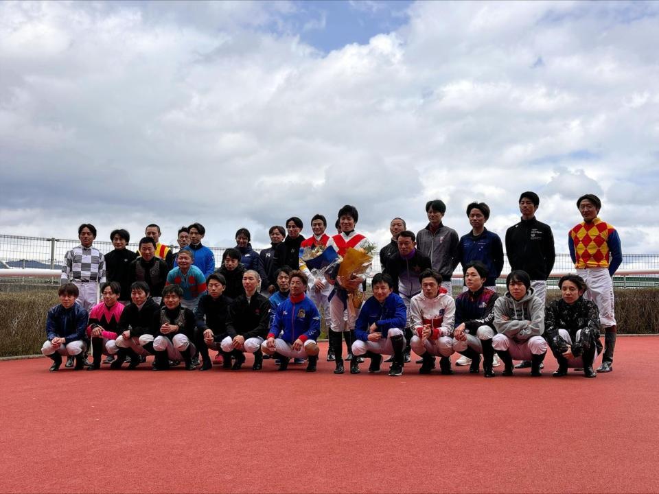 　レース後に騎手仲間に労われた森裕太朗（中央）