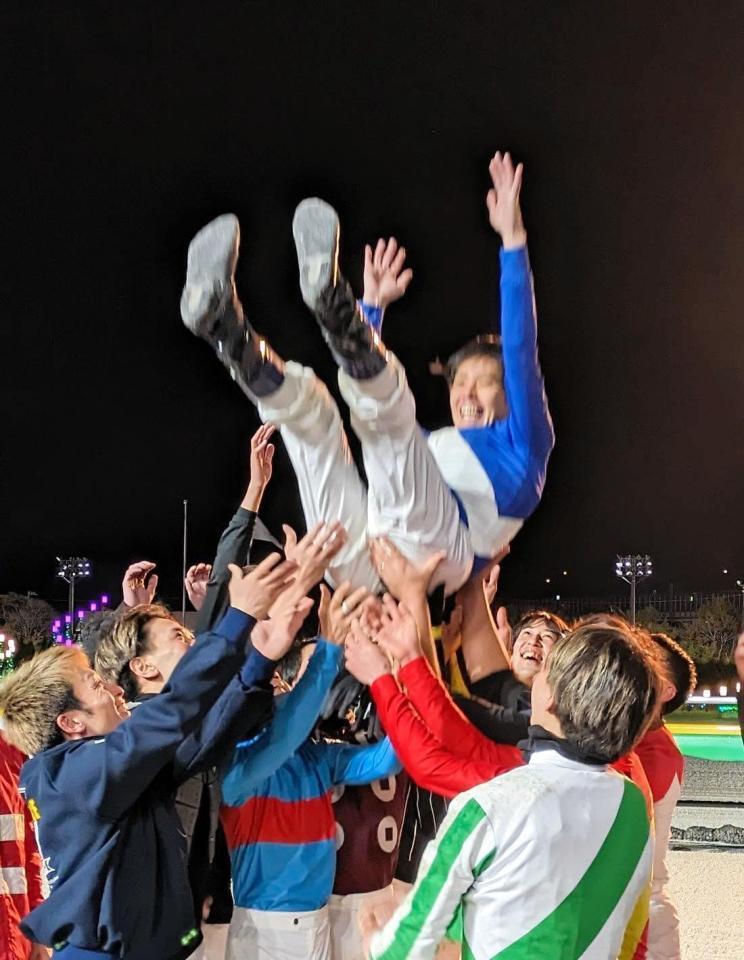 　胴上げされる石崎駿